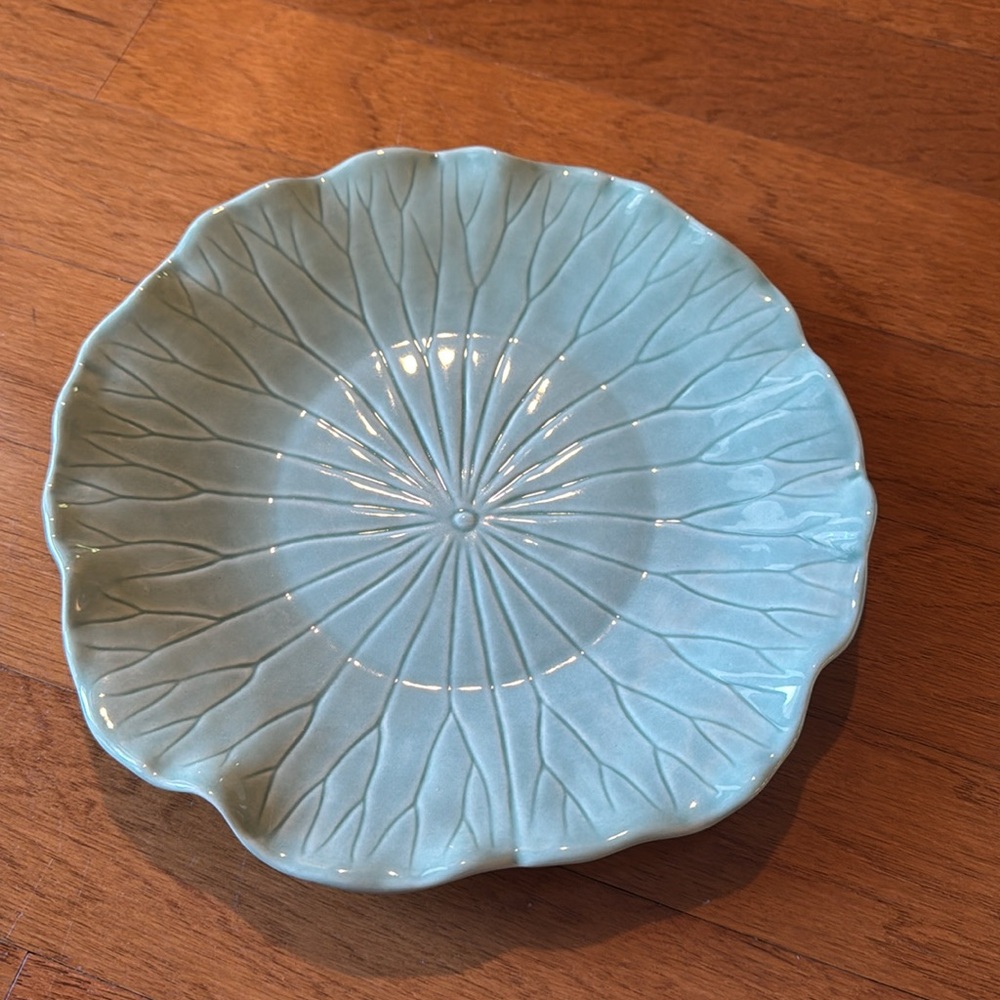 Metlox Lotus Poppytrail Dinner plate Elegant Light green Leaf Plate